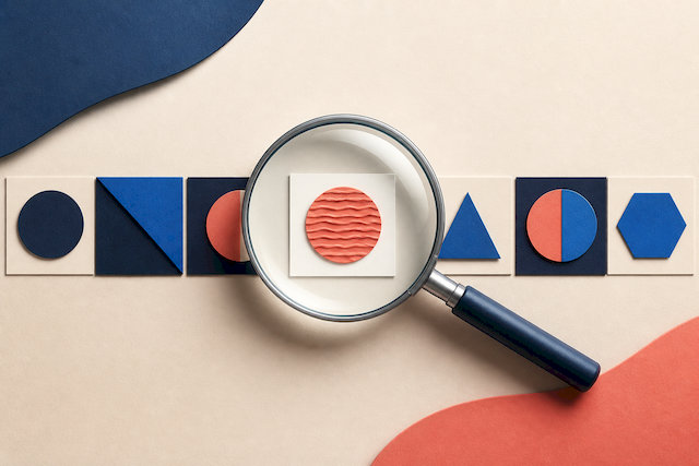 Loupe examinant une suite de formes abstraites